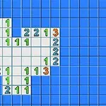 Griglia di puzzle Nonogram o Picross con numeri e celle colorate in verde su sfondo blu