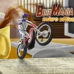 Illustrazione di Bike Mania 4 con motociclista su una scrivania tra tazza di caffè e documenti