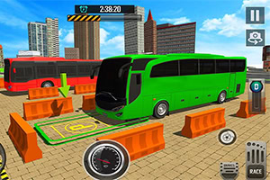 Autobus turistico verde in un parcheggio urbano con barriere arancioni, segnaletica a terra e un autobus rosso sullo sfondo