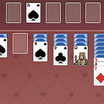 Double Klondike Carte da gioco disposte su un tavolo virtuale con semi e valori diversi su sfondo rosso