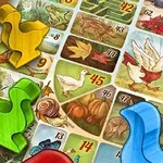 Puzzle pezzi colorati su tavolo con immagini di frutta, verdura e animali