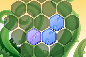 Tessere esagonali blu e viola su una griglia a nido d’ape verde circondata da foglie