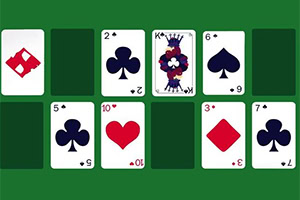 Carte da gioco sparse con valori e semi diversi su sfondo verde