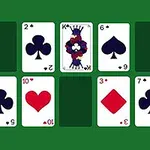 Carte da gioco sparse con valori e semi diversi su sfondo verde