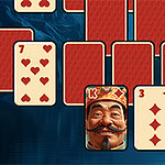 Pyramid Solitaire: Ancient China Carte da gioco disposte in un layout di solitario, incluse un re con una faccia sorridente