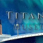 Insegna del Titanic Museum con immagine della prua della nave e aurora boreale in sfondo