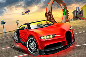 Auto sportiva rossa su una pista aeroportuale con rampe acrobatiche, aereo in volo e skyline sullo sfondo